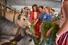 Landwirtschaftsministerin Michaela Kaniber mit Schulklasse auf einem by. Erlebnis-Bauernhof